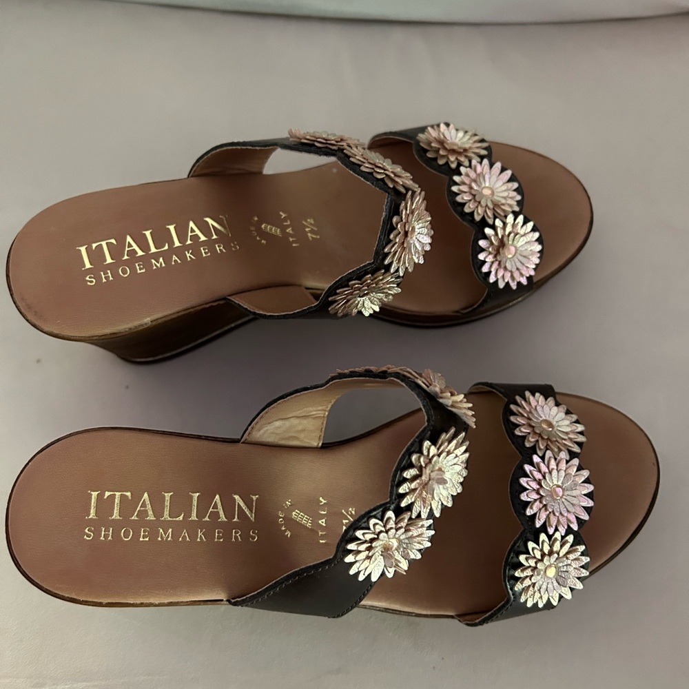 NWOT Italian Shoemakers Brown and Gold Wedges with Floral Accents